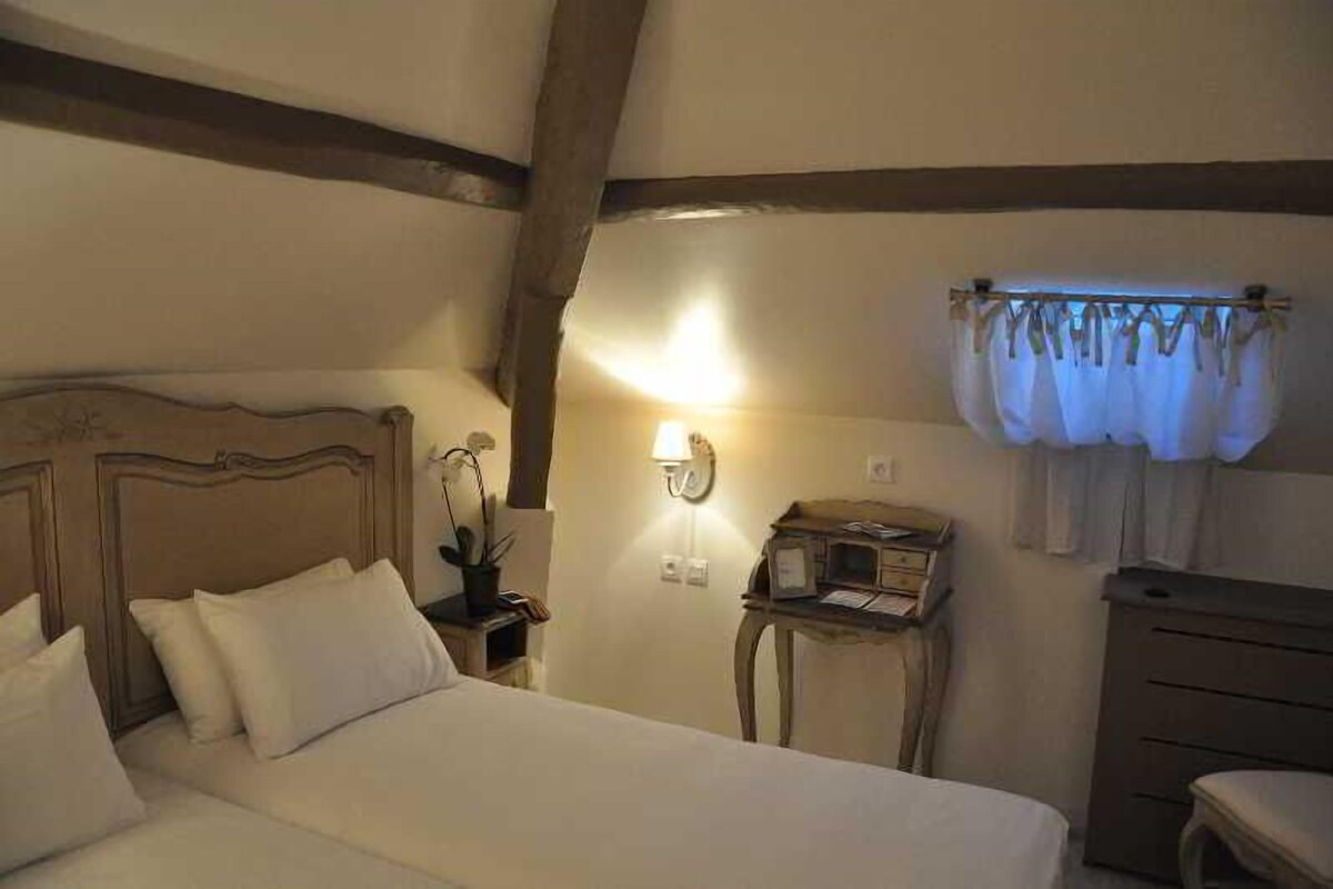 Hypo-allergenic bedding available, Select Comfort beds, desk