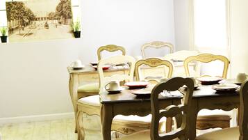 Dagelijks ontbijtbuffet (EUR 14 per persoon)