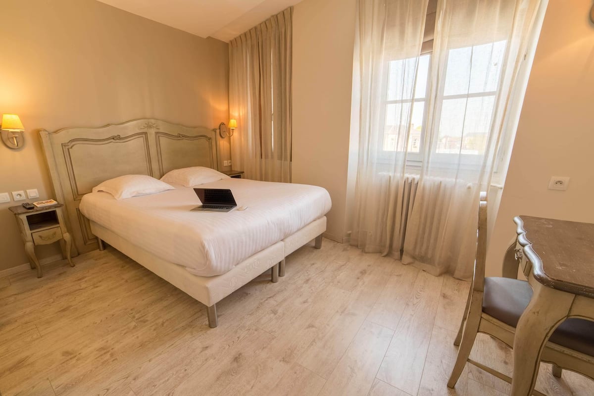 Hypo-allergenic bedding, Select Comfort beds, desk, free WiFi