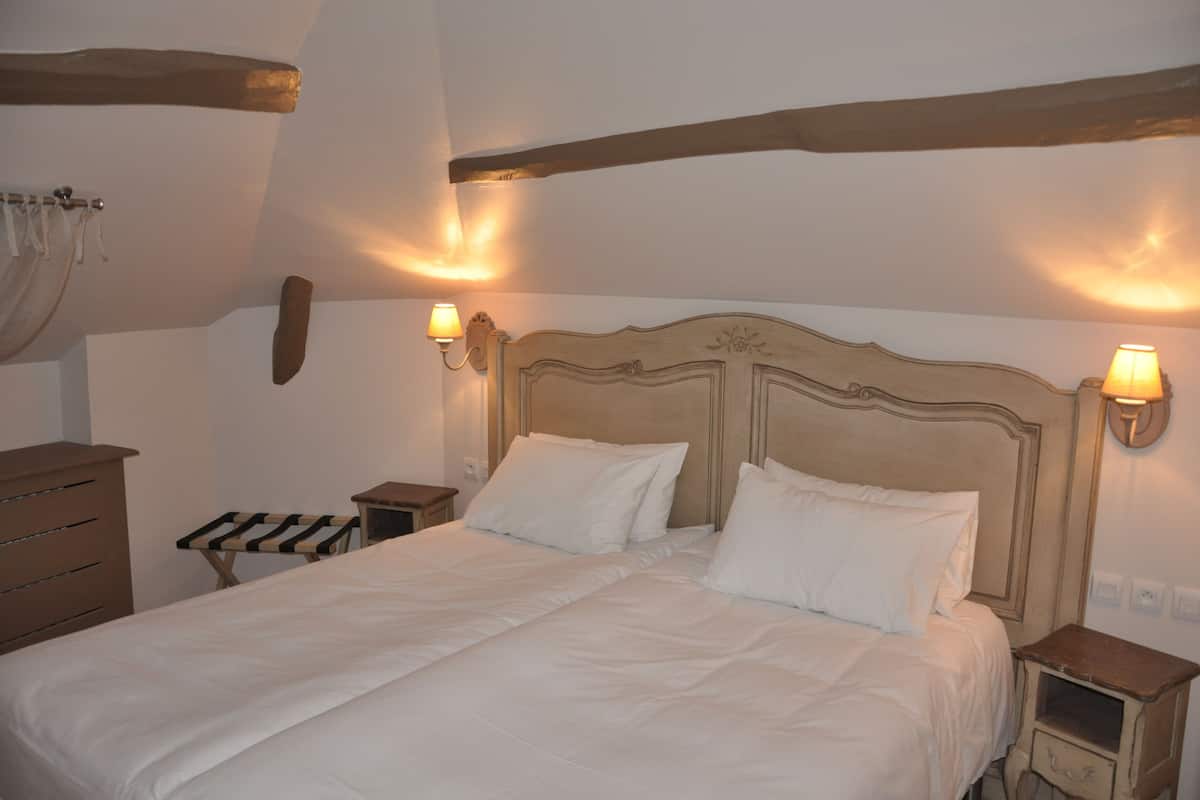 Hypo-allergenic bedding, Select Comfort beds, desk, free WiFi