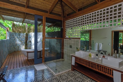 Linda Vista Villa | Bathroom