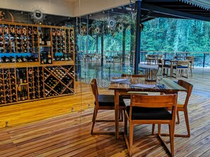 Serveert ontbijt, lunch, diner, internationale gerechten, tuinzicht 