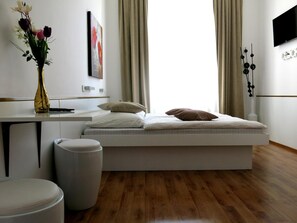 Cofres nos quartos, espaço de trabalho para notebook, cortinas blackout