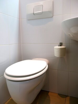 Chuveiro, toalhas de banho