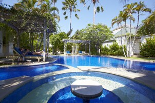 Piscina externa, funciona das 7h às 23h, espreguiçadeiras