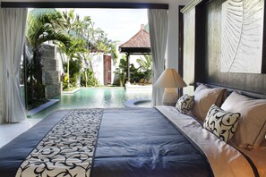 Three Bedrooms Pool Villa with Jacuzzi (O1)