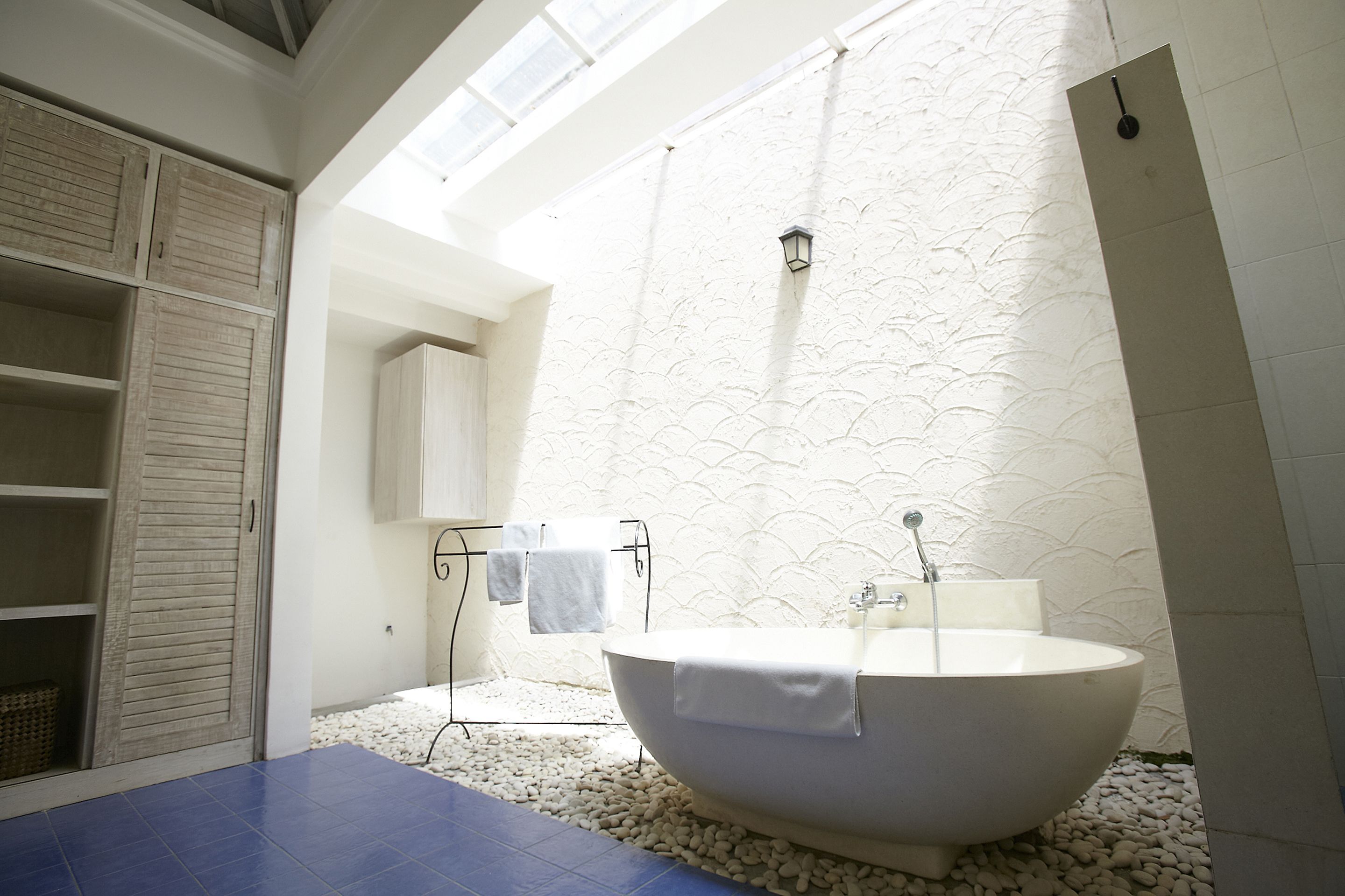 deluxe apartment | bathroom | separate bathtub and shower, free toiletries, hair dryer, slippers