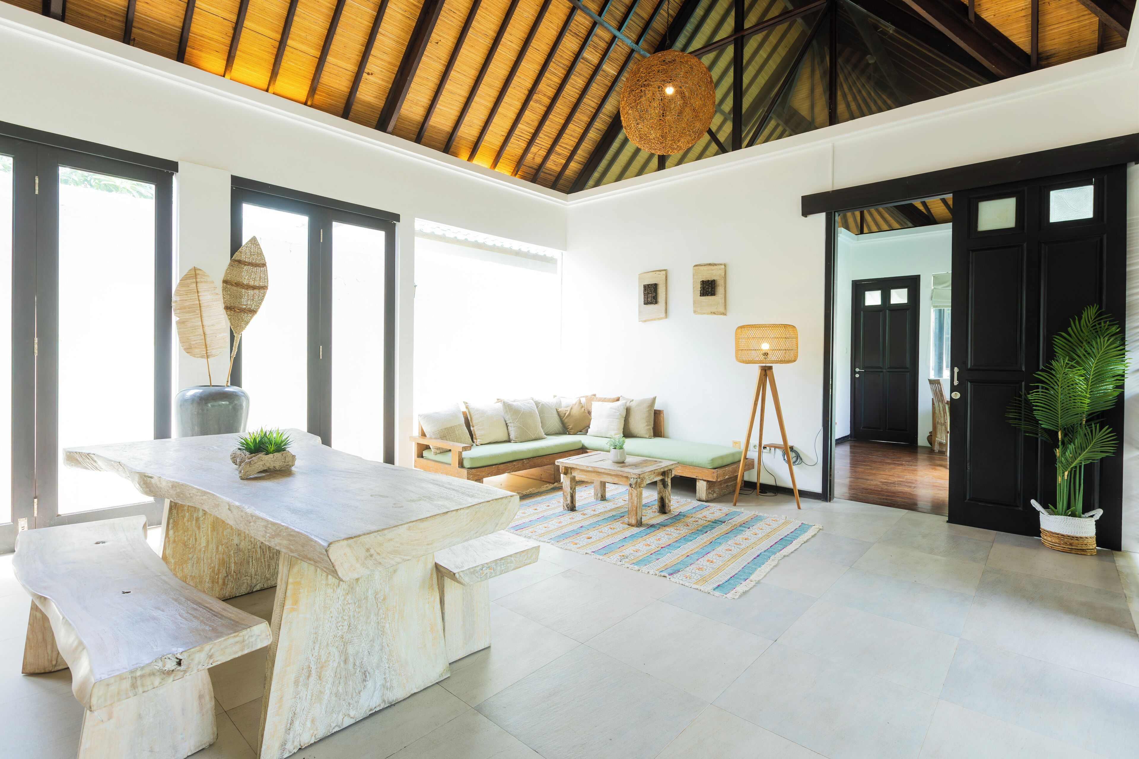 Two-Bed Room Pool Villa (T1) | Khu phòng khách | TV LCD 32-inch có truyền hình vệ tinh, TV, đầu đĩa DVD 