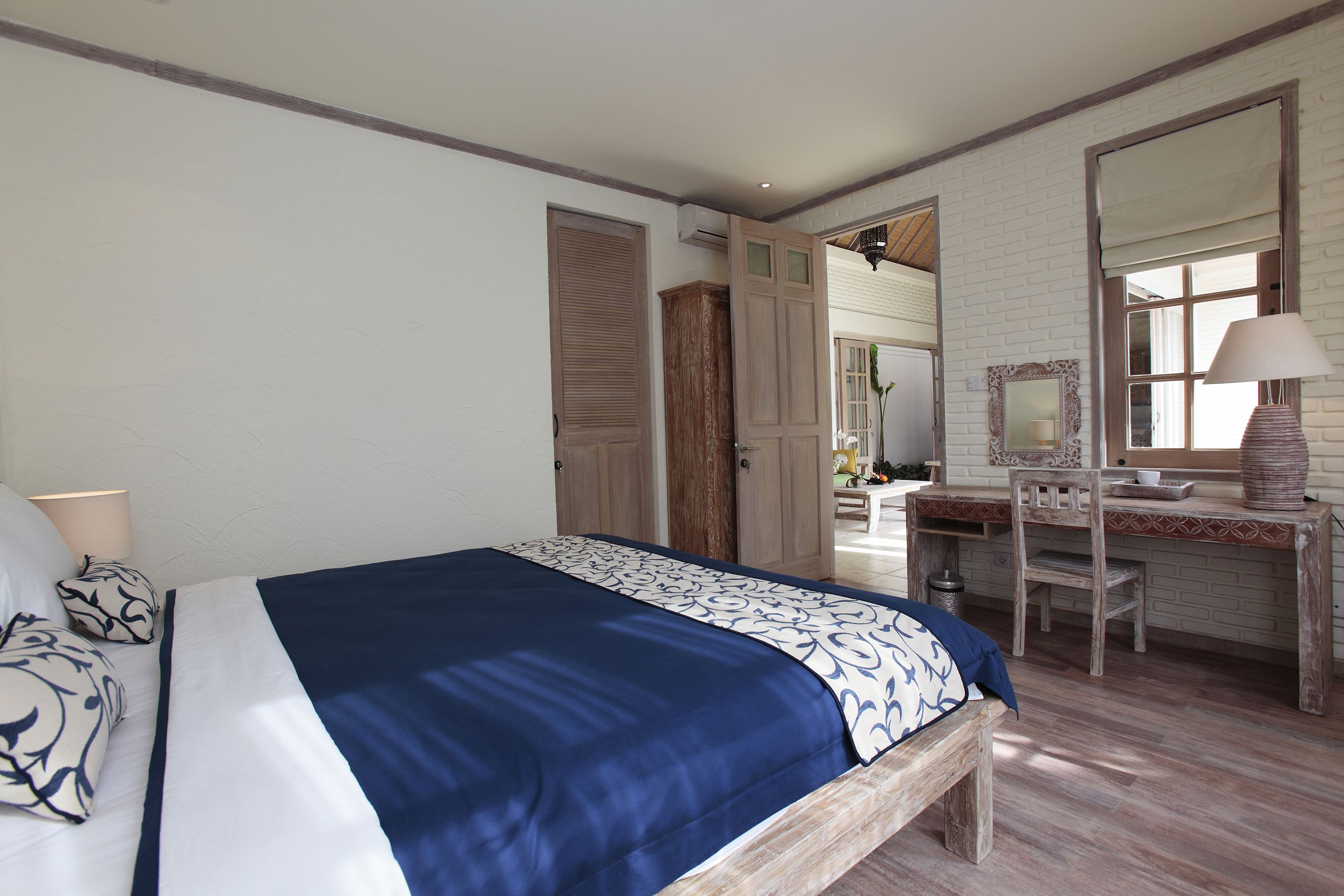 Una habitació amb un llit, escriptori i una cadira.