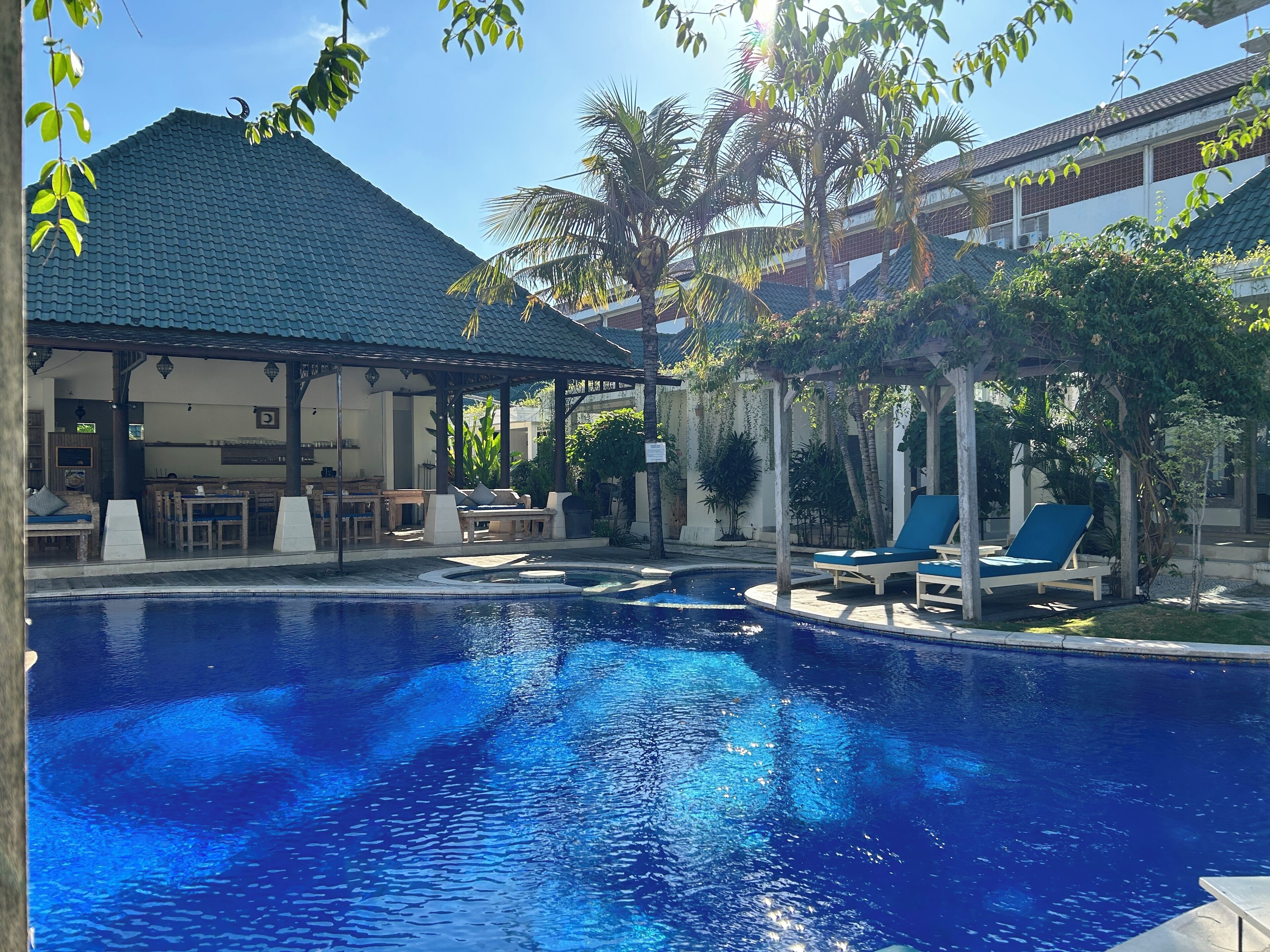 outdoor pool, open 7 am to 11 pm, pool loungers