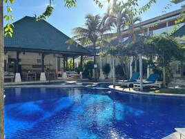 Piscina externa, funciona das 7h às 23h, espreguiçadeiras