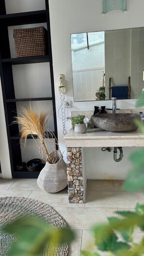 Two-Bed Room Pool Villa(V2) | Baño | Tina y regadera independientes y pantuflas 