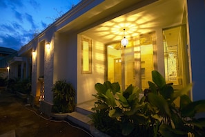 Fachada da propriedade à noite