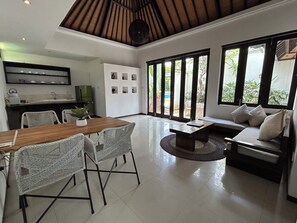 Two-Bed Room Garden Villa(G1) | Oppholdsområde | En 32-tommers LCD-TV med Parabol-TV samt TV og DVD-spiller