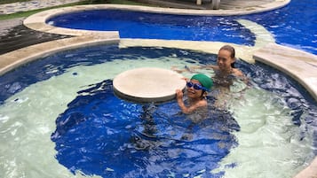 Kolam renang outdoor, dengan kursi berjemur