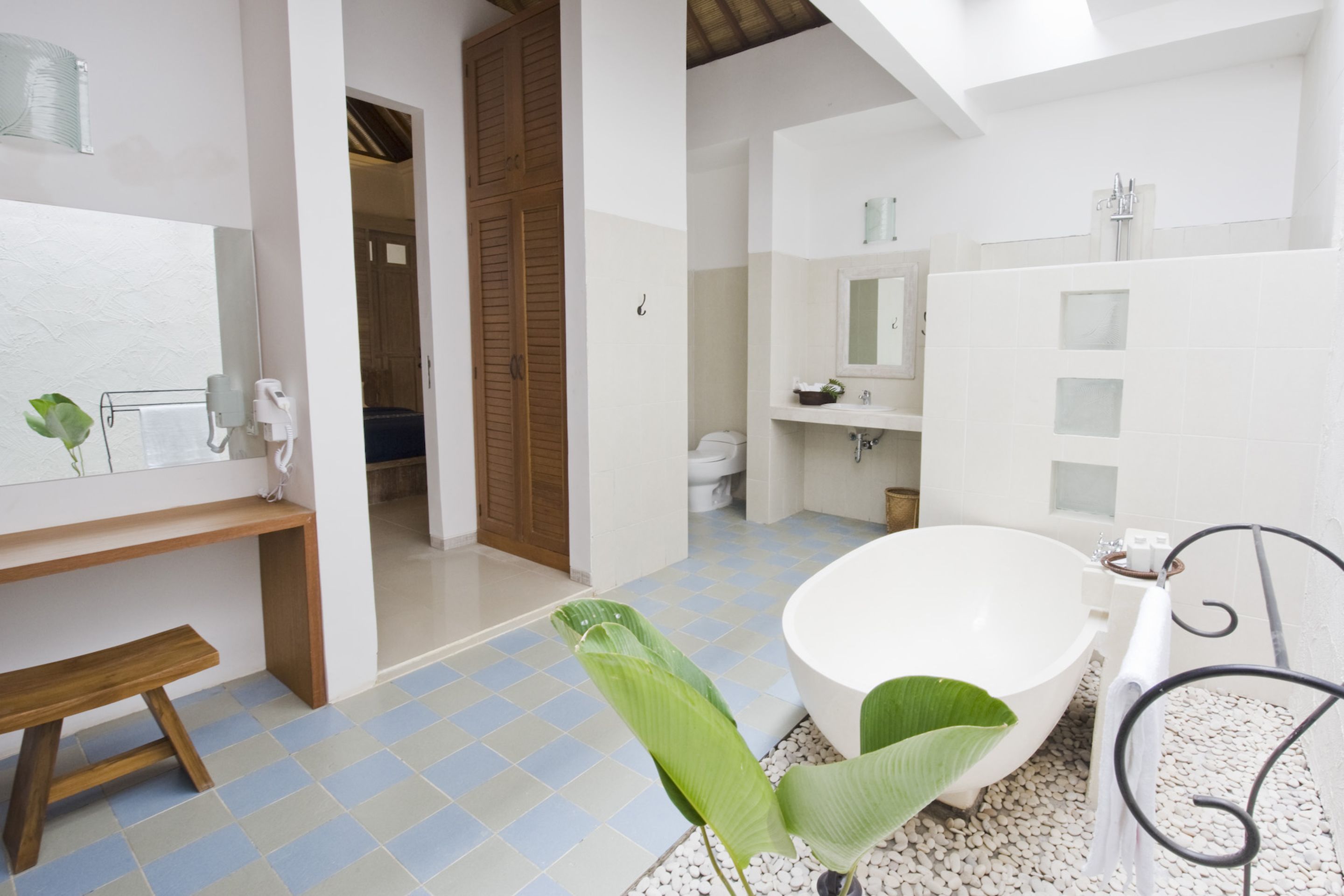 deluxe apartment | bathroom | separate bathtub and shower, free toiletries, hair dryer, slippers