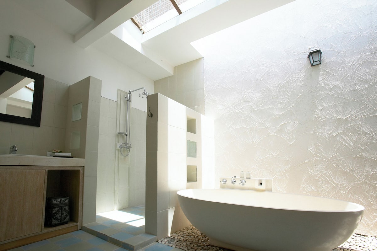 Tweepersoonskamer, voor 1 persoon | Badkamer | Een aparte badkuip en douche, gratis toiletartikelen, een haardroger