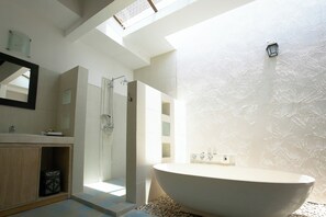 Deluxe Apartment A2 | Bathroom | Separate bathtub and shower, slippers - Artemis Villa and Hotel (Seminyak)
