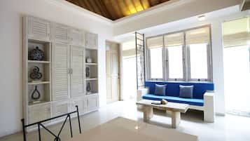 Deluxe Apartment | Ruang keluarga | Televisi LCD 32-inci dengan saluran TV satelit, TV, dan pemutar DVD