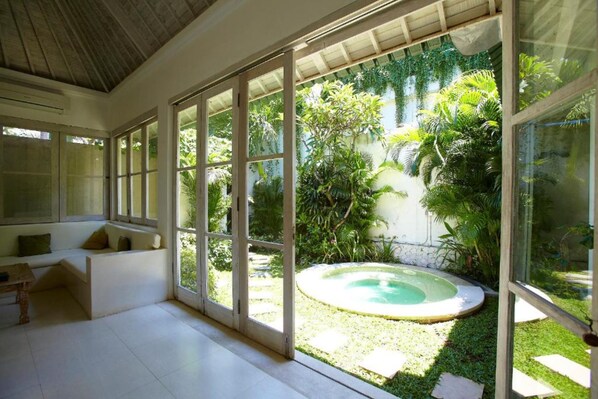 Outdoor spa tub