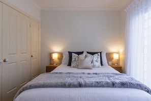 Apartament Deluxe, 2 dormitoris | Mobiliari individual, escriptori i planxa i posts de planxar