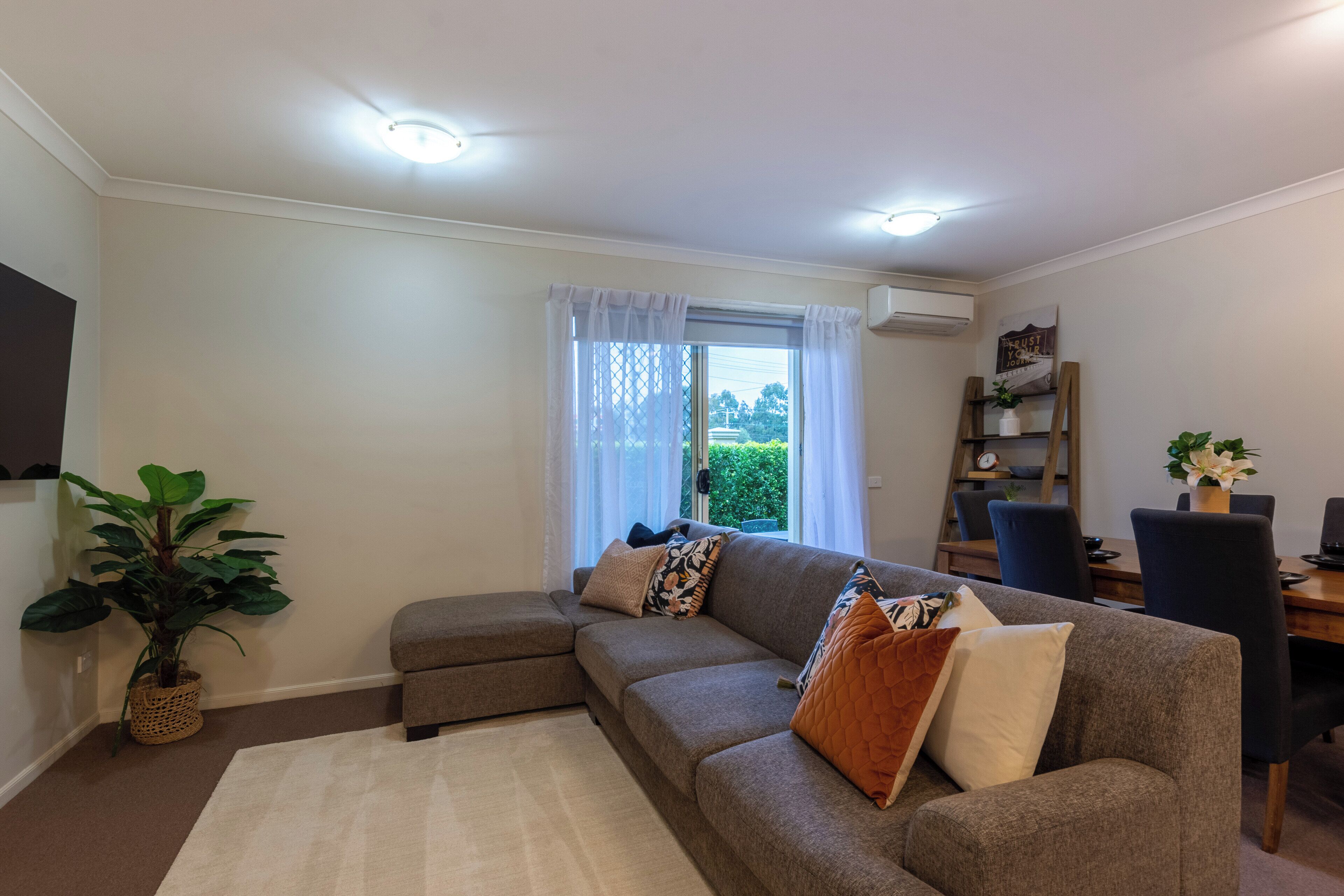 Appartement Supérieur, 2 chambres | Coin séjour | Télévision à écran plat de 106 cm avec chaînes numériques, télévision