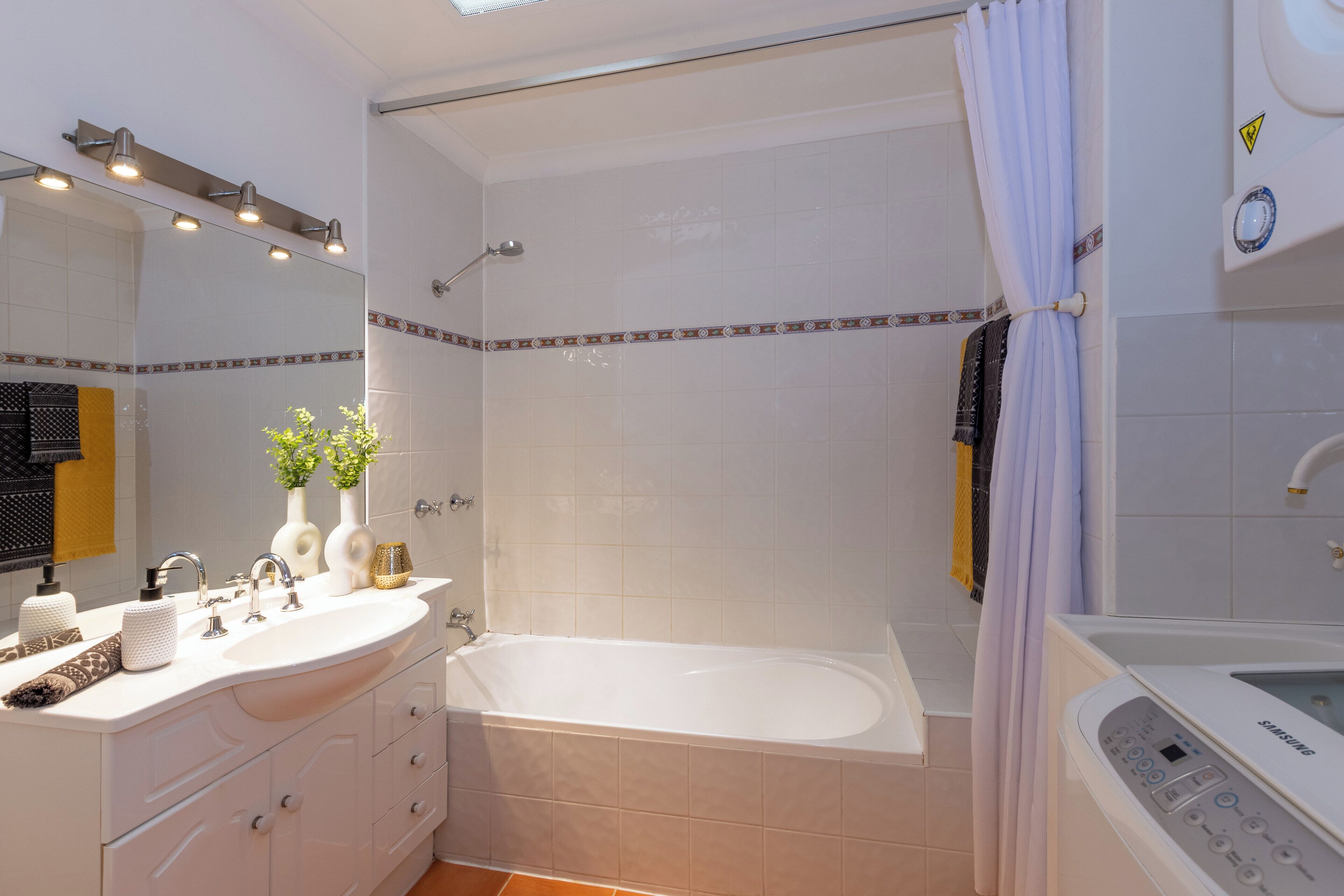 Superior Two Bedroom Apartment | Bathroom | Combined shower/bathtub, free toiletries, hair dryer, towels