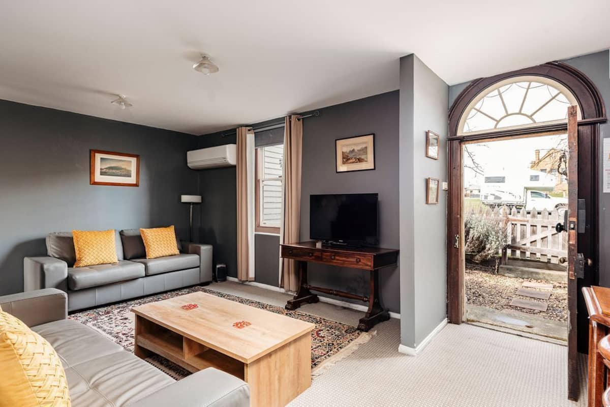 Cottage, 2 slaapkamers | Woonruimte | Een lcd-televisie