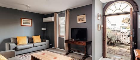 Cottage, 2 slaapkamers | Woonruimte | Een lcd-televisie