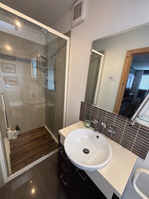 Studio | Bathroom | Shower, free toiletries, hair dryer, towels - Robinson Cottage (Oatlands)