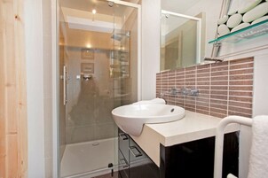 Studio | Bathroom | Shower, free toiletries, hair dryer, towels