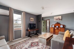 Living area - Robinson Cottage (Oatlands)