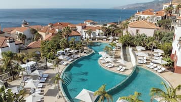 Una piscina techada, 3 piscinas al aire libre, sombrillas