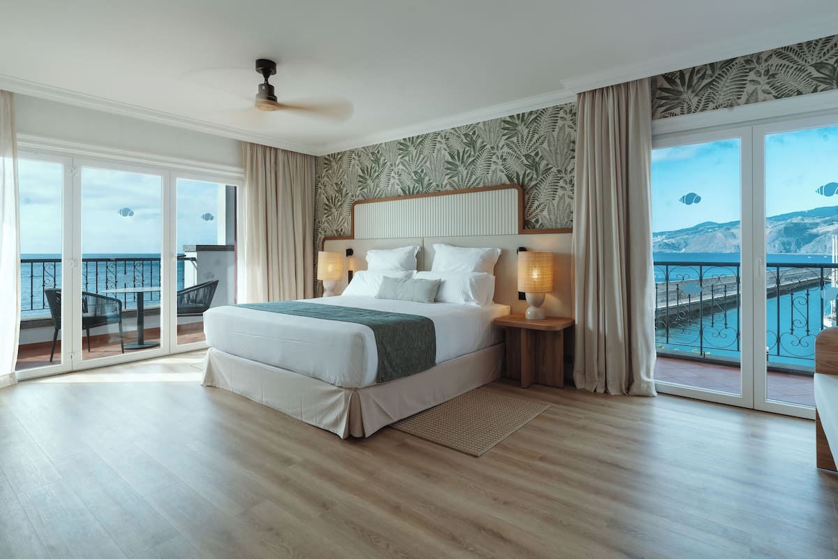 Down comforters, minibar, in-room safe, desk