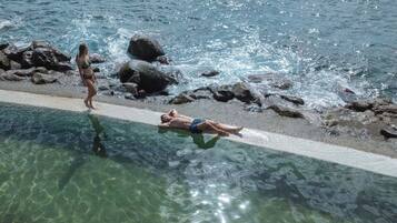3 piscine all'aperto, ombrelloni da piscina, lettini