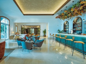 4 bars/lounges, 2 poolside bars