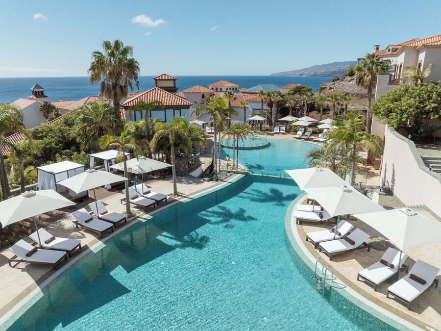 3 outdoor pools, pool umbrellas, sun loungers