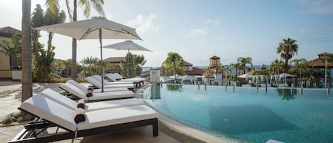 3 piscinas al aire libre, sombrillas, sillones reclinables de piscina
