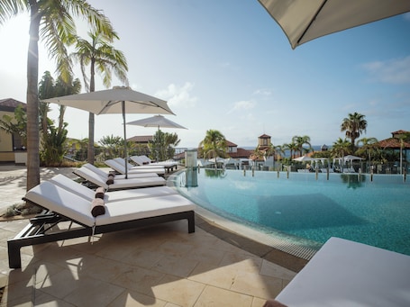 3 piscinas al aire libre, sombrillas, sillones reclinables de piscina