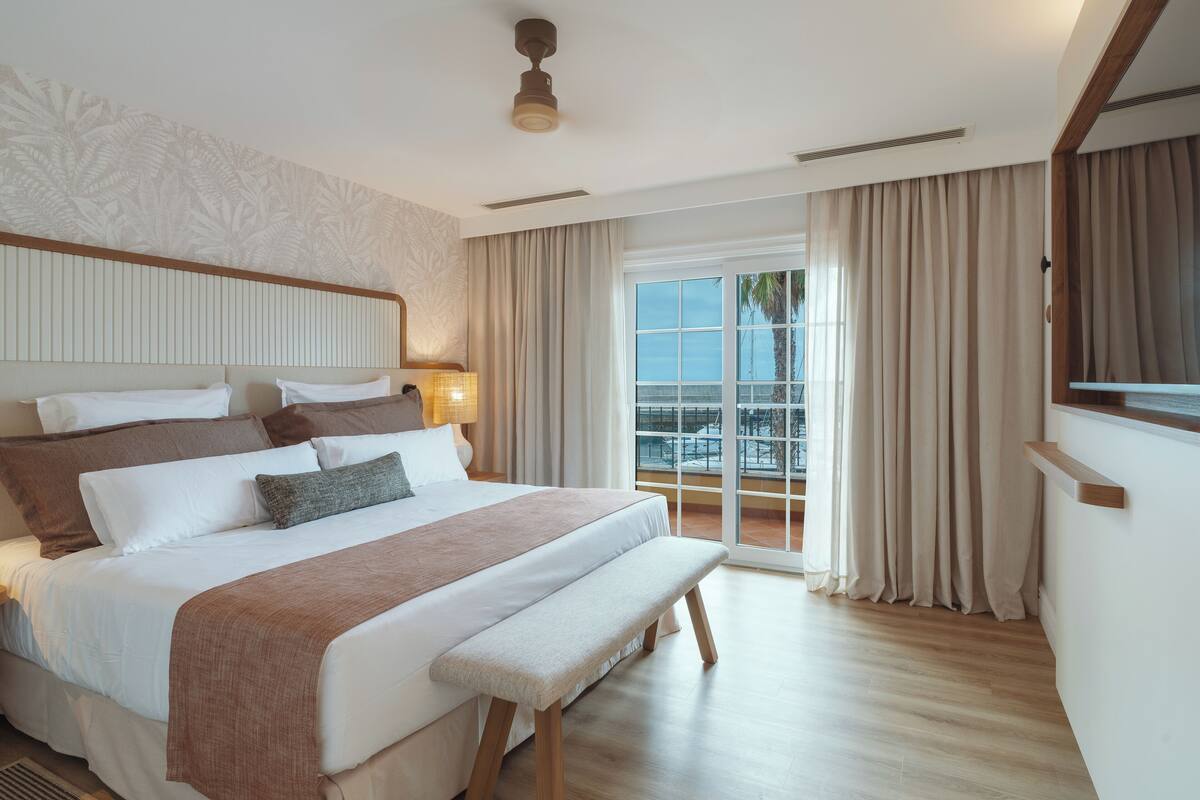 Down comforters, minibar, in-room safe, desk