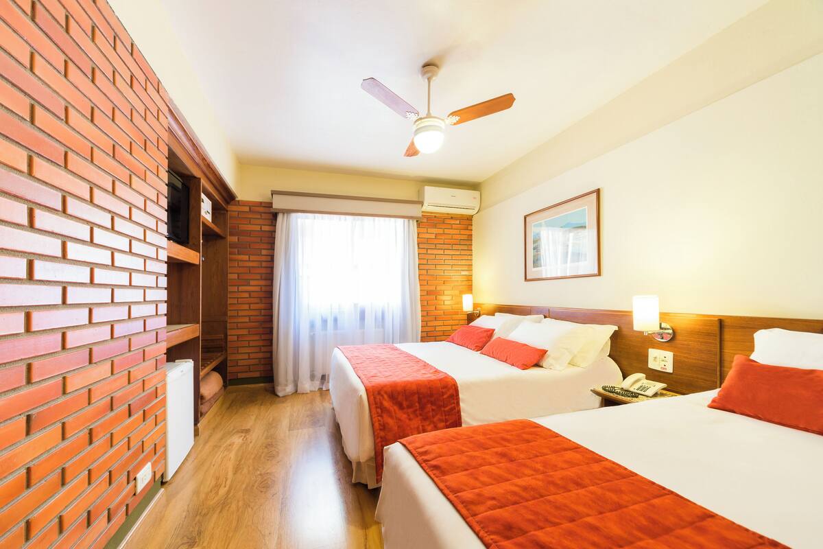 Kamar Deluks | Minibar, brankas, meja kerja, dan kedap suara