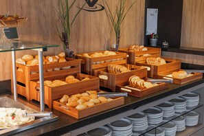 Free daily full breakfast - Hotel Laghetto Gramado (Gramado)