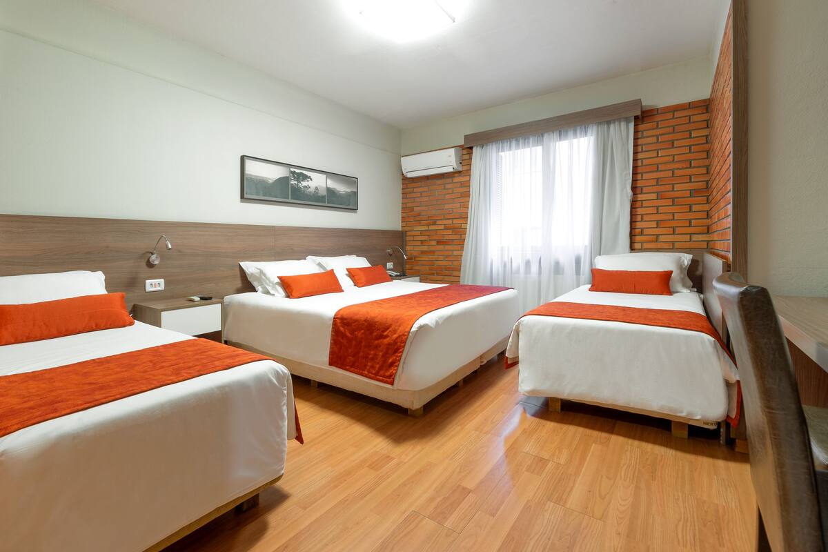 Kamar Quadruple Deluks | Minibar, brankas, meja kerja, dan kedap suara
