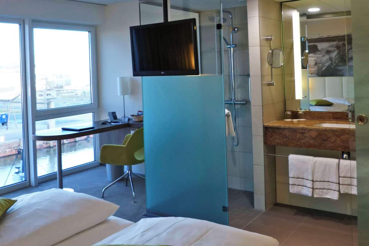 Superior Room, 2 Single Beds, Harbour View | 1 bedroom, hypo-allergenic bedding, minibar, in-room safe