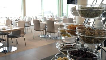 Desayuno buffet todos los días (con cargo)