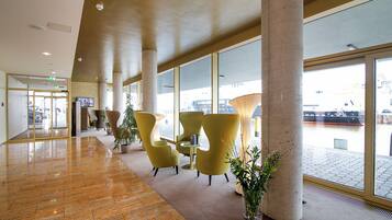 Coin salon dans le hall