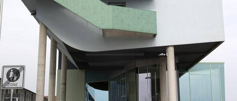 A hotel with a modern design, featuring a prominent 'BW Best Western PLUS Hotel Bremenhaven' sign.