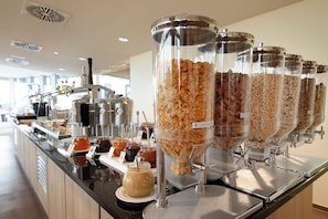 Tägliches Frühstücksbuffet (22.5 EUR pro Person)