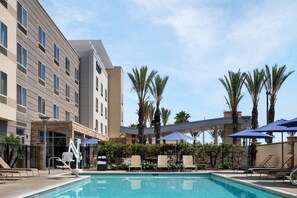 Outdoor pool - Fairfield Inn & Suites Tustin Orange County (Tustin)