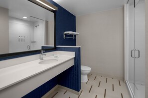 Toalettartikler (inkludert), hårføner og håndklær